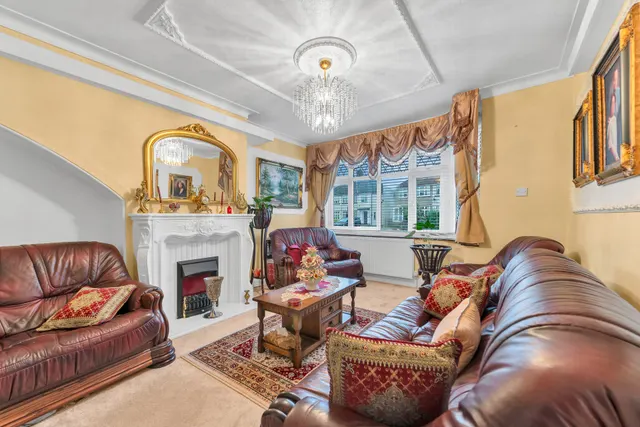 Photo 2 — Highcombe Close, Mottingham, SE9 4QJ