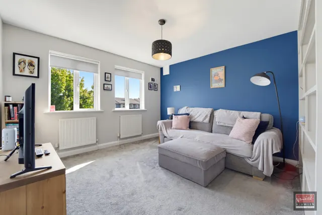 Oakhall Drive, Sunbury-on-Thames, photo 1
