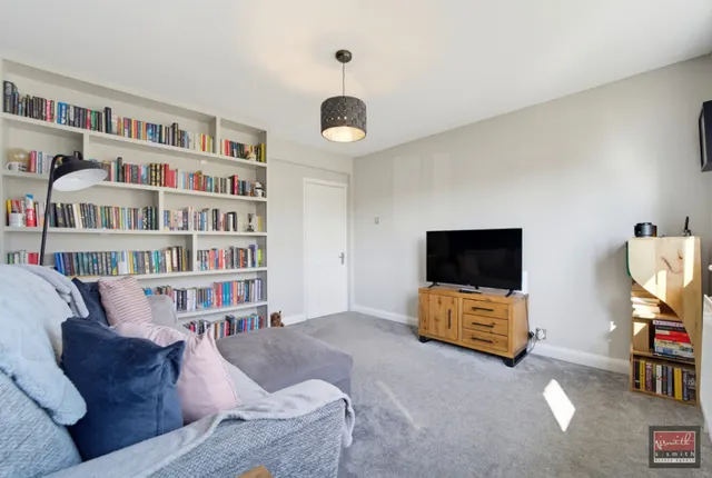 Oakhall Drive, Sunbury-on-Thames, TW16, photo 3