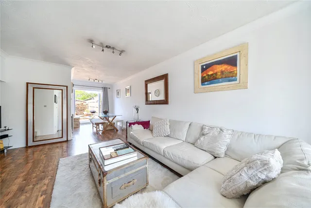 Armstrong Close, Walton-On-Thames, KT12, photo 2
