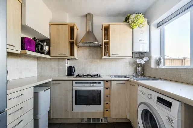 Armstrong Close, Walton-On-Thames, KT12, photo 3