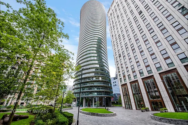 Crossharbour Plaza, London, photo 1