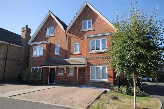 Oaks Lane, Great Bookham, KT23, photo 1