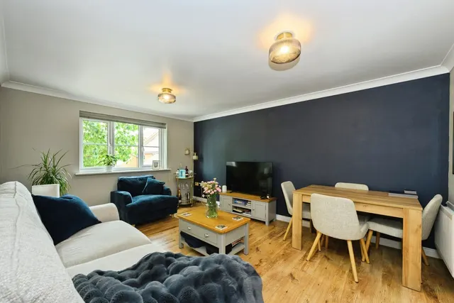 Kingsfield Way, Redhill, RH1, photo 2