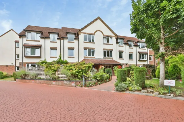 Queens Park West Drive, Bournemouth, BH8, photo 1