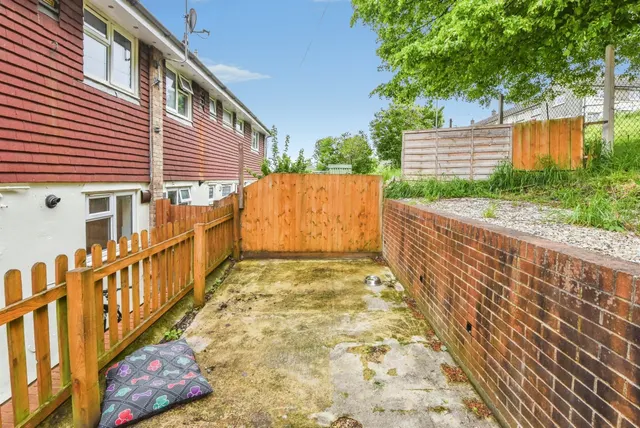 Photo 3 — Feltham Drive, Frome