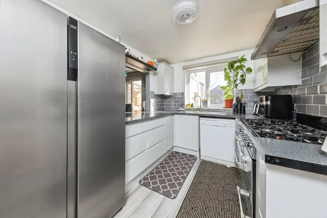 Photo 3 — Elmscote Road, BANBURY, Oxfordshire, OX16