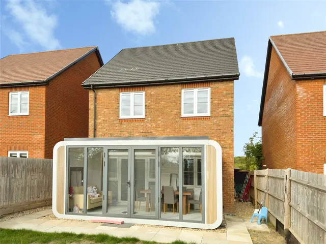 Jasmine Grange, Warfield, RG42, photo 3