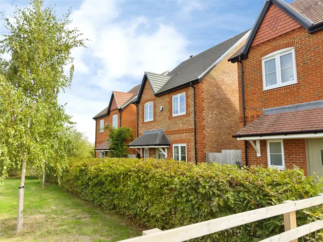 Jasmine Grange, Warfield, RG42, photo 1