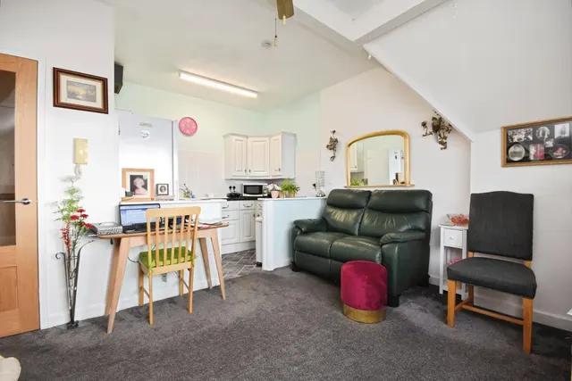 Photo 3 — Shorefield Gardens, Westcliff-on-Sea, Essex, SS0