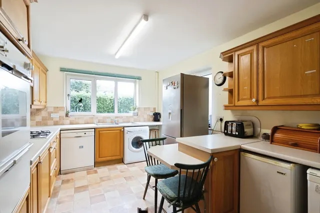 St. Thomas Avenue, Hayling Island, PO11, photo 2