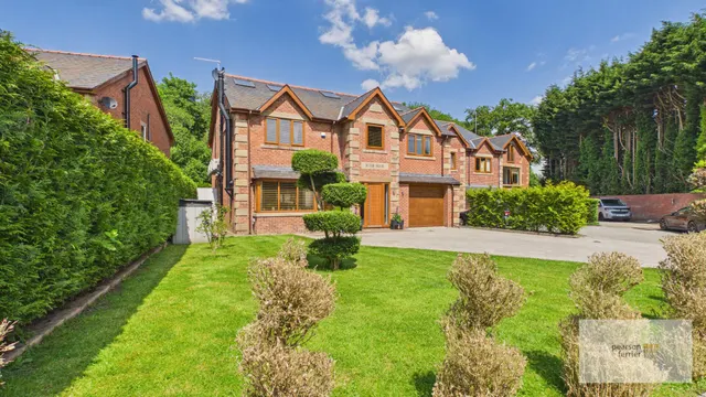 Manor Gardens, Bury, BL9 9FY, photo 1