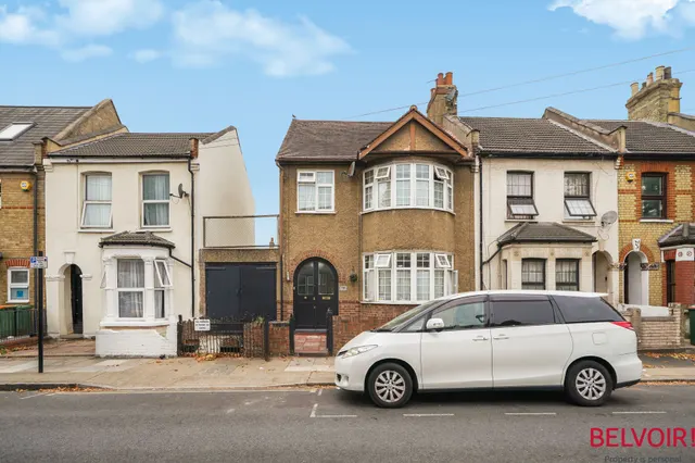 Third Avenue, London, E12, photo 1