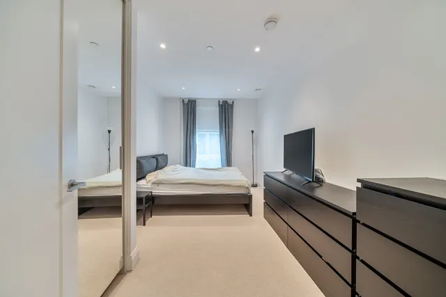 Photo 3 — Renaissance Square Apartments, Palladian Gardens, Chiswick, London, W4