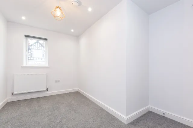 Photo 3 — Flat 2, 50 Loveday Road, London