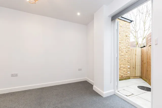 Photo 2 — Flat 2, 50 Loveday Road, London