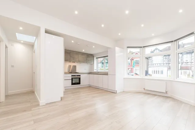 Flat 2, 50 Loveday Road, London, photo 1