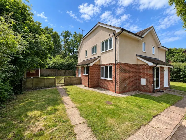 Chineham, RG24, photo 1