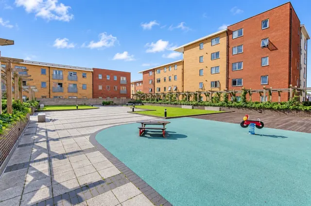 Taywood Road, Northolt, UB5, photo 1
