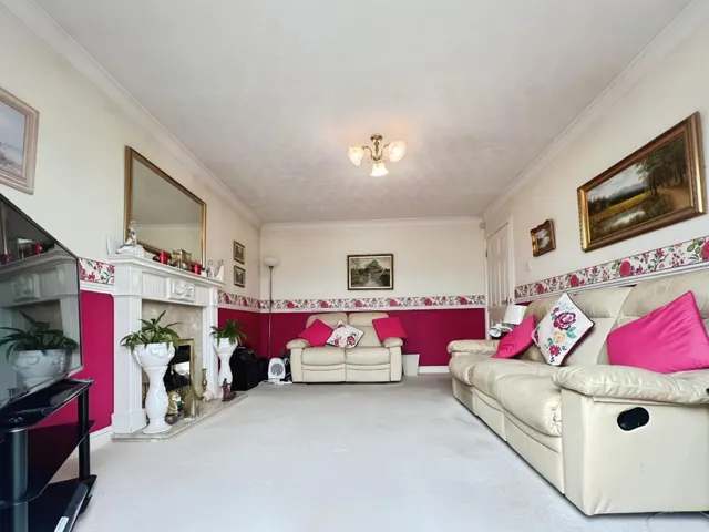 Photo 2 — Moreton Drive, Leigh