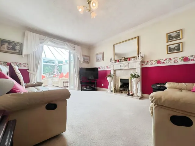 Photo 3 — Moreton Drive, Leigh