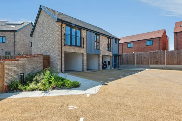 2 bedroom house, Leeds Road, Greenhithe, DA9