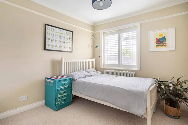 Photo 2 — 31 Crescent Way, London