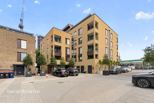 Quayle Crescent, London, photo 1