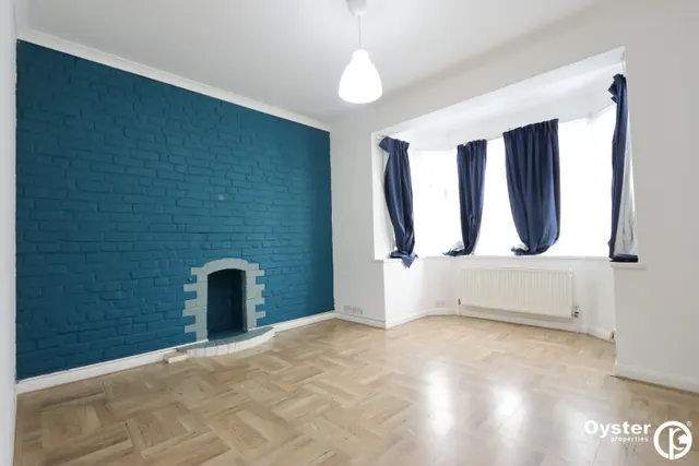 Oakleigh Road North, London, N20, photo 2