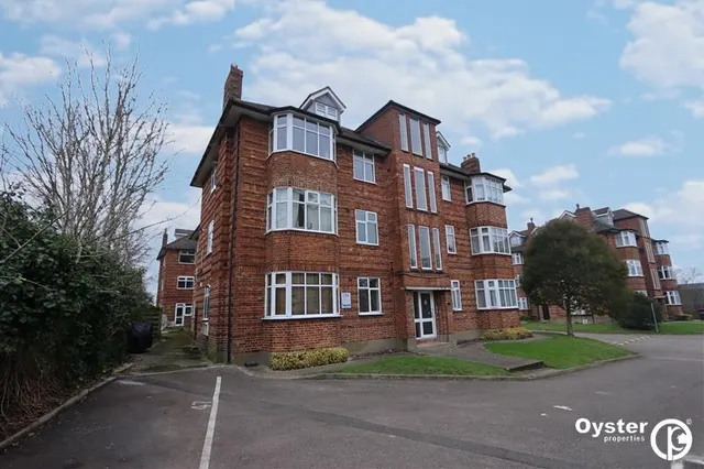 Oakleigh Road North, London, N20, photo 1