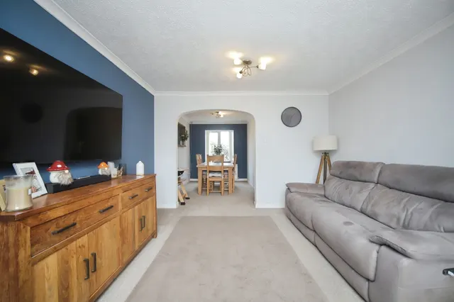 Photo 3 — Feversham Way, TAUNTON