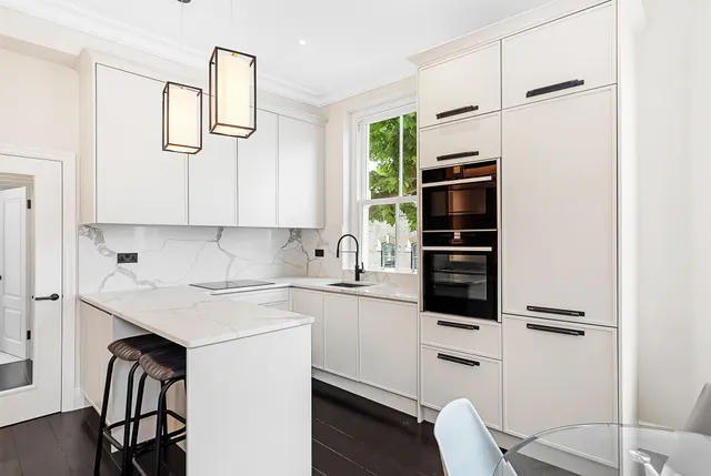Photo 3 — First Floor Flat, 797 Fulham Road, London