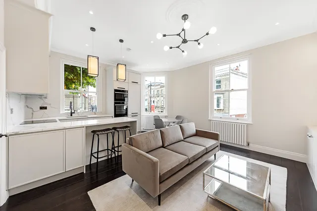 Photo 2 — First Floor Flat, 797 Fulham Road, London