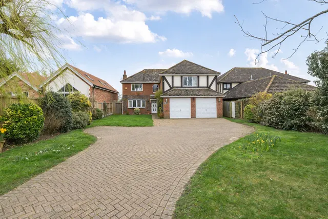 Clacton Road, Clacton-on-Sea, Weeley, CO16 9DN, photo 1