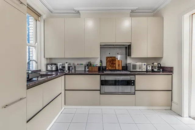 Photo 3 — Abingdon Road, Kensington, London, W8