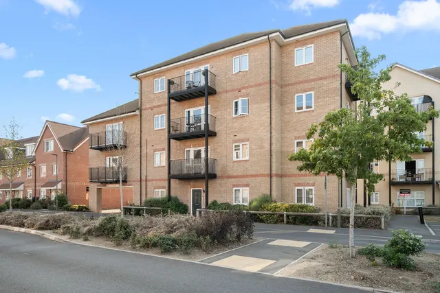 Bell Farm Way Hersham, Walton-On-Thames KT12 5BQ, photo 1