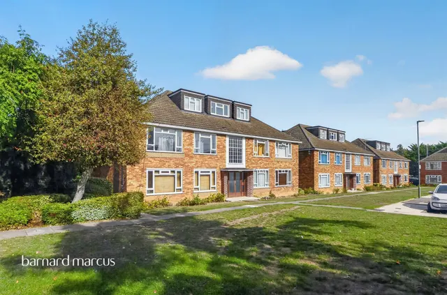 Fairfield Close, London, N12, photo 1