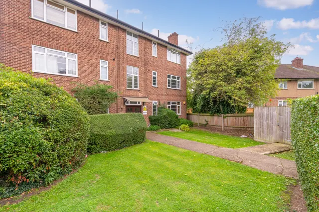 Photo 2 — 52 Riverside Gardens, Wembley