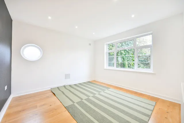 52 Riverside Gardens, Wembley, photo 1