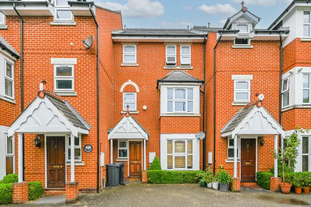 2 St Georges Mews, Sutton Court Road, London, photo 1