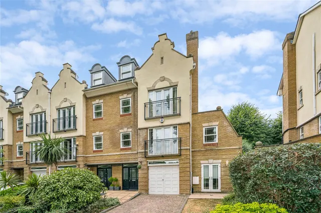 Barker Close, Kew, TW9, photo 1