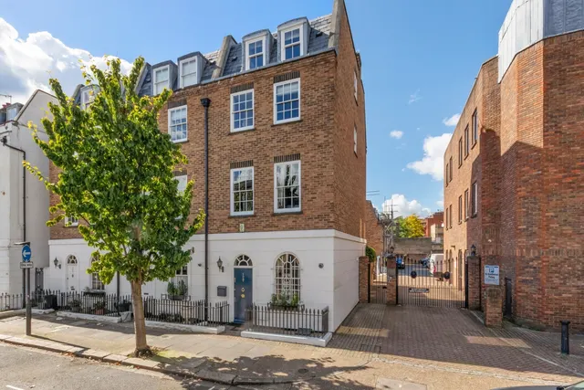Black Lion Lane, London, W6, photo 1