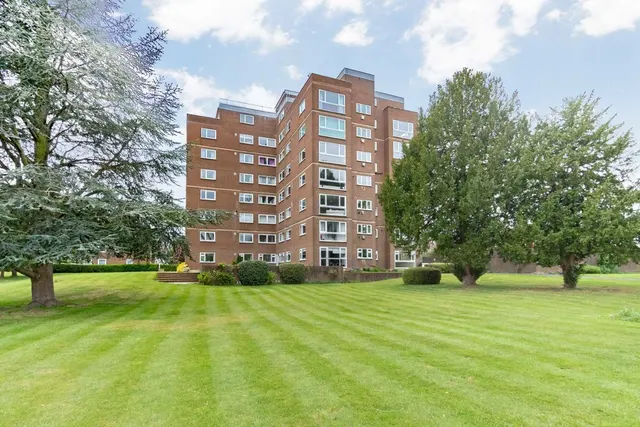 Broom Park, TW11, photo 1