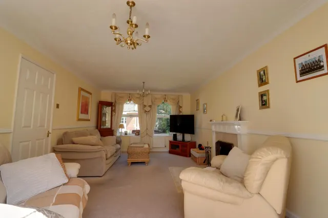 Chilcombe Drive, Telford, photo 3