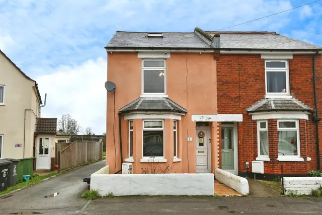 St. Johns Road, Eastleigh, photo 1
