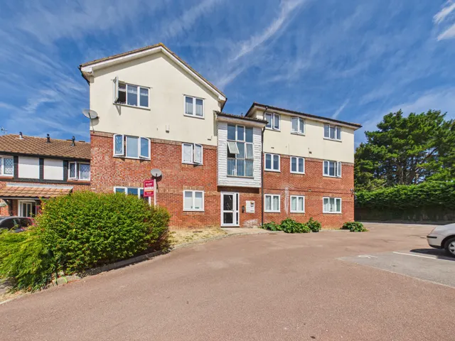 Odette Gardens, Tadley, RG26, photo 1