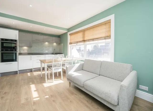 Uxbridge Road, Shepherds Bush, W12, photo 2