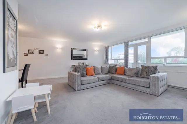 Photo 2 — Regents Park Road, Finchley N3 3AA