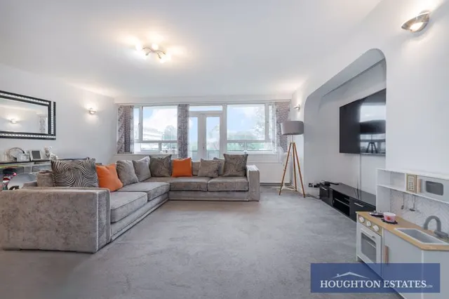 Photo 3 — Regents Park Road, Finchley N3 3AA