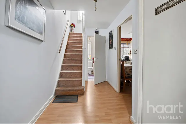 Chantry Crescent, London, NW10, photo 2